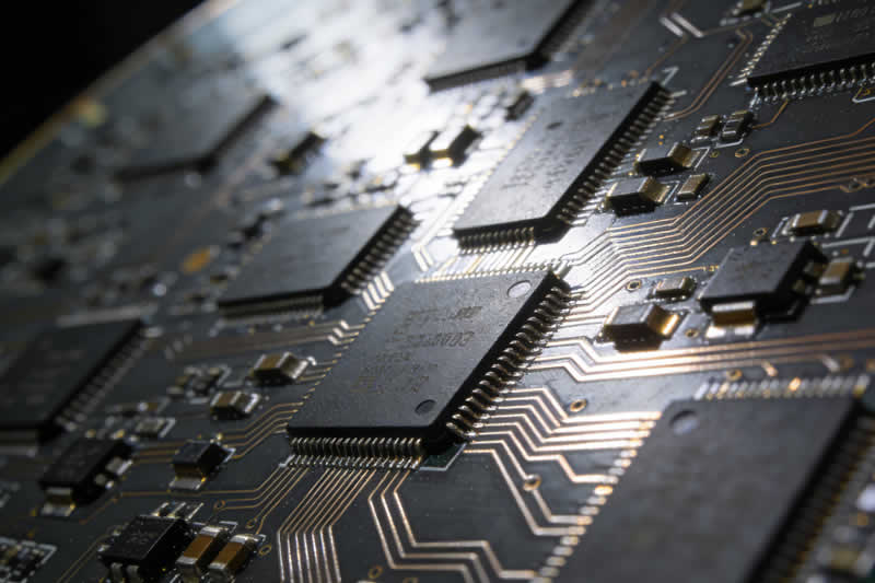 雷曼光电高清王冷屏大师：2025年Micro LED显示技术解析