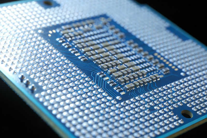 合粤叠层固态电容：125℃下10000小时长寿命，车规级可靠性