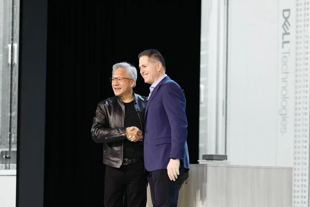 NVIDIA CEO 黄仁勋在戴尔科技全球峰会上表示：“需求正迎来抛物线式增长，完全是抛物线式的”