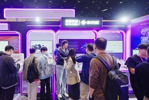 安谋科技极术社区在WTCC展会上的展台及观众参观交流场景